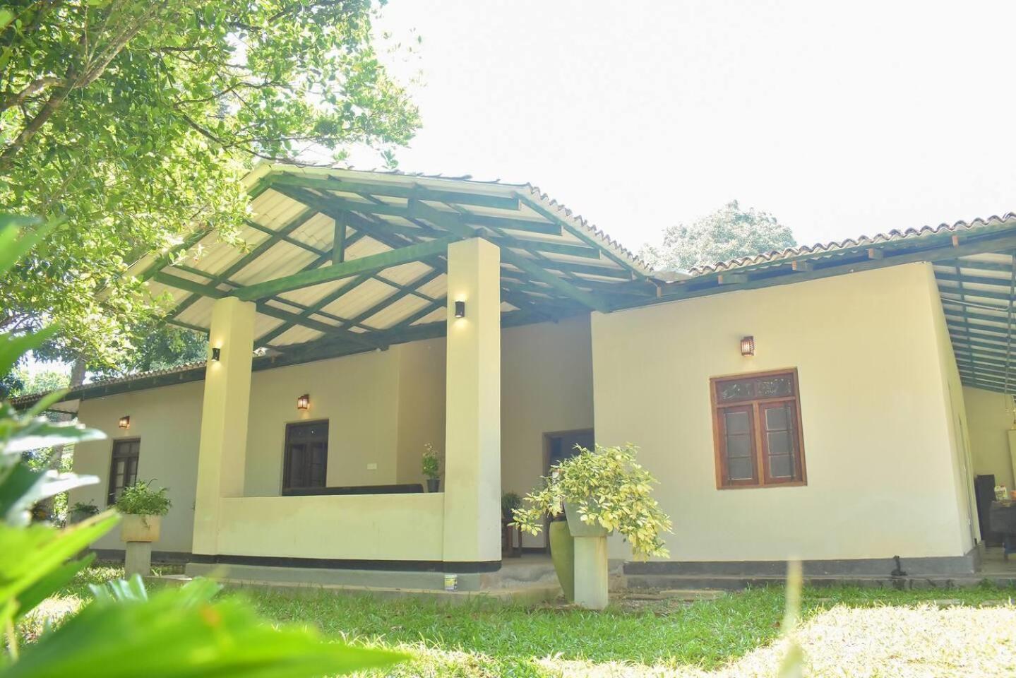 Charming & Historical 3-Bed Bungalow In Hikkaduwa Villa Dış mekan fotoğraf